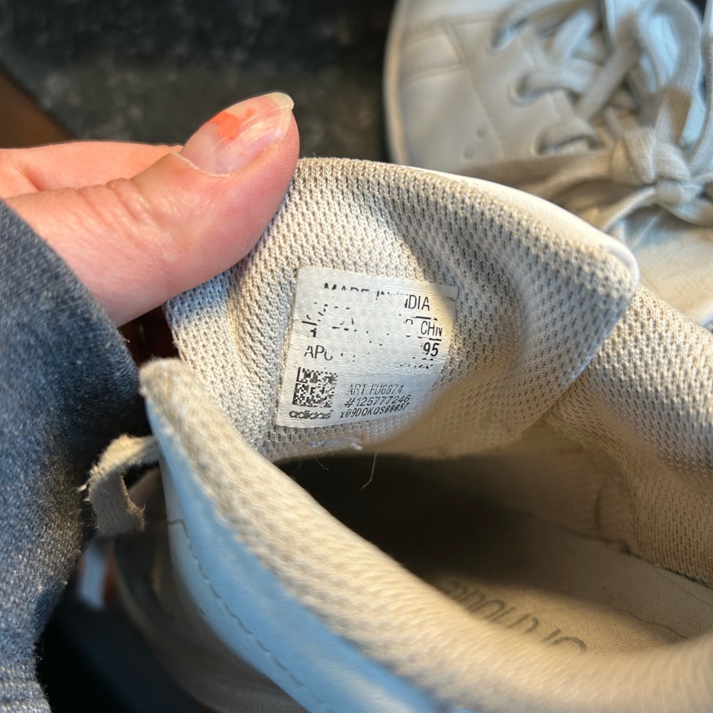 Girl’s size 1 Stan Smith white Adidas with iridescent back - Picture 14 of 14